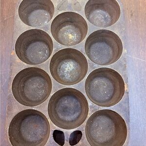 Vintage Cast Iron Pop Over Muffin Pan - 11 Cup